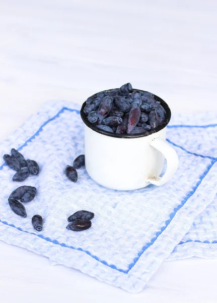 Honeysuckle berries in a mug — Stock Photo, Image