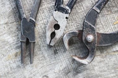 ahşap bir masa üstünde alet