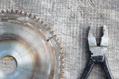 ahşap bir masa üstünde alet