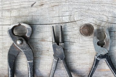 ahşap bir masa üstünde alet