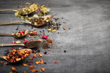 Bitkisel ve masala çay siyah yazı tahtası üzerinde