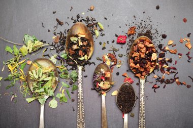 Bitkisel ve masala çay siyah yazı tahtası üzerinde
