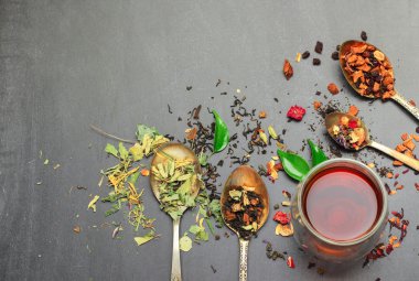 Bitkisel ve masala çay siyah yazı tahtası üzerinde