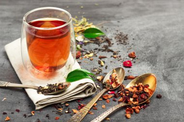 Bitkisel ve masala çay siyah yazı tahtası üzerinde