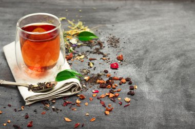 Bitkisel ve masala çay siyah yazı tahtası üzerinde