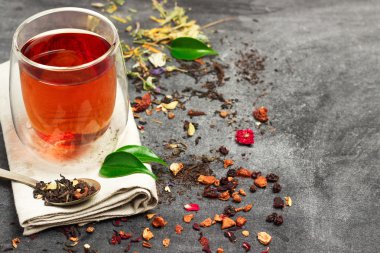 Bitkisel ve masala çay siyah yazı tahtası üzerinde