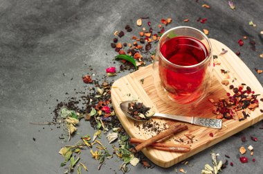Bitkisel ve masala çay siyah yazı tahtası üzerinde