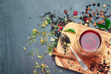 Bitkisel ve masala çay siyah yazı tahtası üzerinde