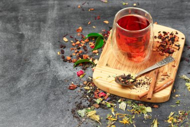 Bitkisel ve masala çay siyah yazı tahtası üzerinde