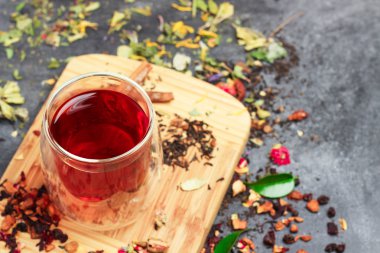 Bitkisel ve masala çay siyah yazı tahtası üzerinde