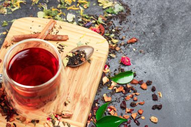 Bitkisel ve masala çay siyah yazı tahtası üzerinde