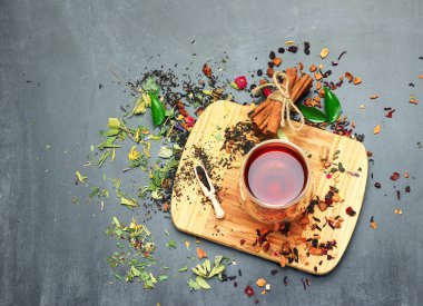 Bitkisel ve masala çay siyah yazı tahtası üzerinde