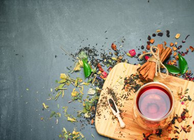 Bitkisel ve masala çay siyah yazı tahtası üzerinde