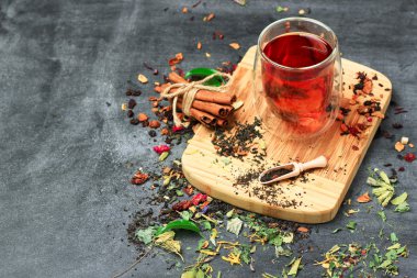 Bitkisel ve masala çay siyah yazı tahtası üzerinde