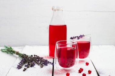 Kızılcık (kırmızı meyveler) içki cam