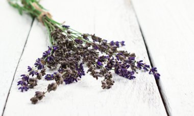 ahşap bir masa üzerinde lavanta