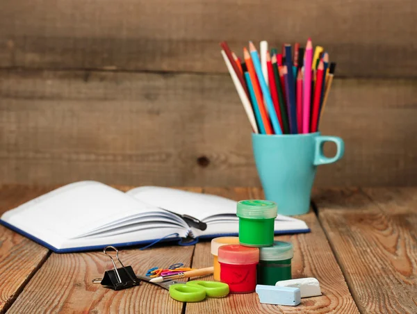 School supplies and open notebook — Φωτογραφία Αρχείου