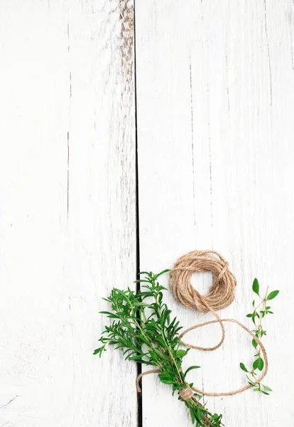Mezcla de hierbas en una mesa de madera, salado, tomillo — Foto de Stock