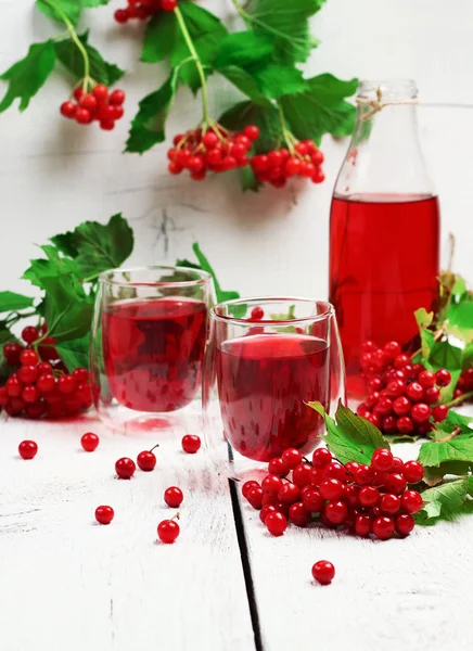 Viburnum (guelder rose) drink i glas — Stockfoto