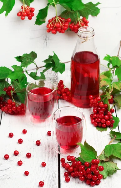 Viburnum (guelder rose) bebida em vidro — Fotografia de Stock