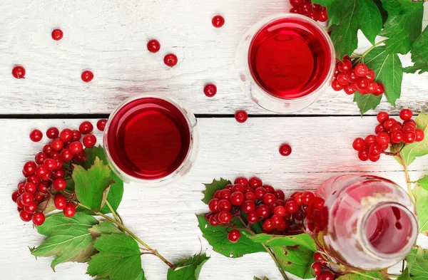 Viburnum (guelder rose) bebida em vidro — Fotografia de Stock