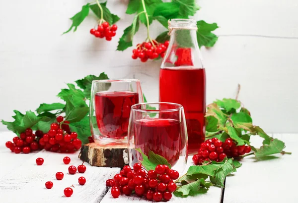 Viburnum (guelder rose) bebida em vidro — Fotografia de Stock