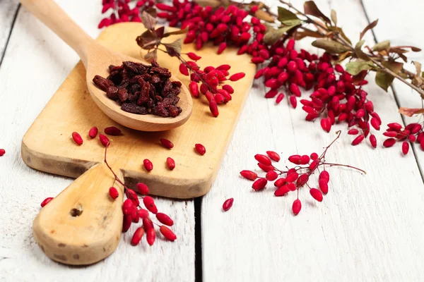 Goji-Beeren in einem Löffel mit Berberitze — Stockfoto