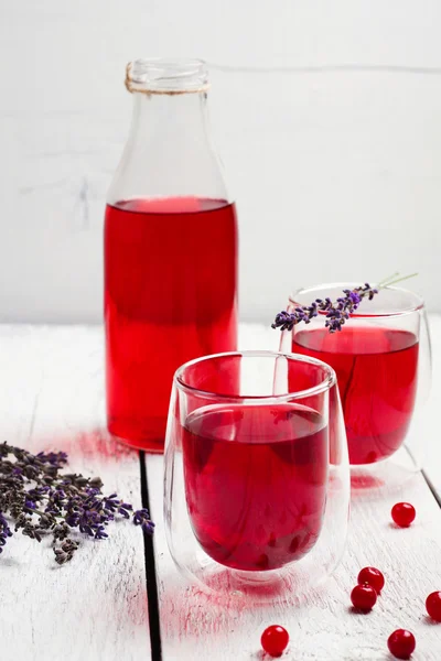 Preiselbeeren (rote Beeren) im Glas trinken — Stockfoto