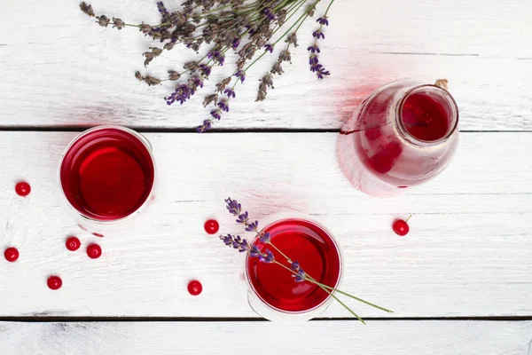 Cranberry (bagas vermelhas) beber em vidro — Fotografia de Stock