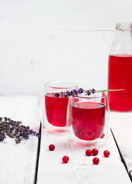 Cranberry (bagas vermelhas) beber em vidro — Fotografia de Stock