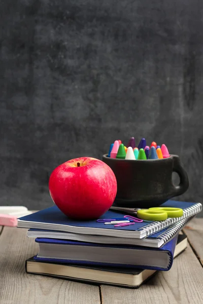 Crayons (pencils) in a mug with chalkboard — Stock Fotó