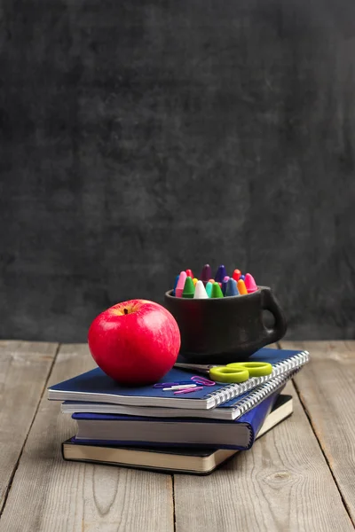 Crayons (pencils) in a mug with chalkboard — Stock Fotó