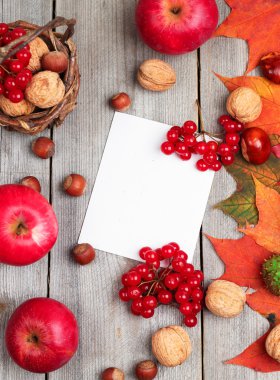 Sonbahar yaprakları ve hasat ahşap arka plan üzerinde