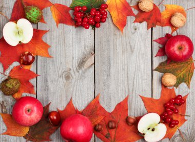 Sonbahar yaprakları ve hasat ahşap arka plan üzerinde