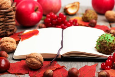 Sonbahar yaprakları ve hasat ahşap arka plan üzerinde