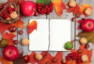 Sonbahar yaprakları ve hasat ahşap arka plan üzerinde