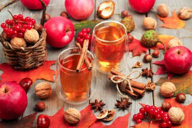 Sonbahar sıcak içecek bir bardak meyve ve baharat ile