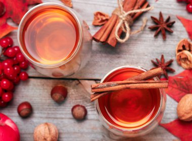 Sonbahar sıcak içecek bir bardak meyve ve baharat ile