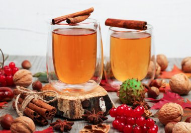 Sonbahar sıcak içecek bir bardak meyve ve baharat ile