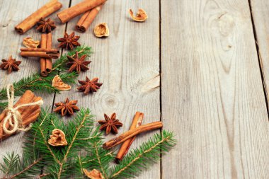 Çam ağacı ve baharat ile Noel dekorasyon