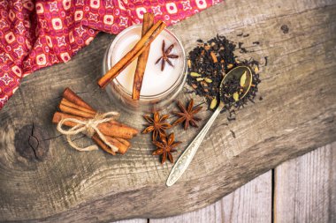 Masala çay malzemelerle ahşap bir masa üzerinde