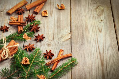 Çam ağacı ve baharat ile Noel dekorasyon