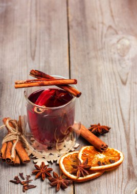 Noel şarabı sade ahşap bir masada.