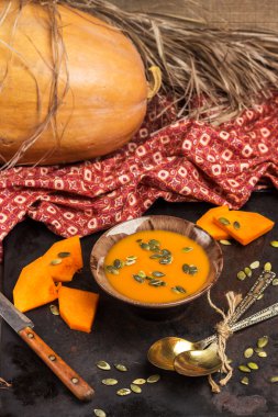 Bir kase taze turuncu kabak çorbası