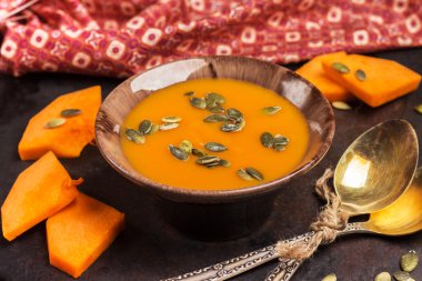 Bir kase taze turuncu kabak çorbası