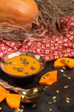 Bir kase taze turuncu kabak çorbası