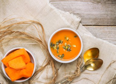 Bir kase taze turuncu kabak çorbası
