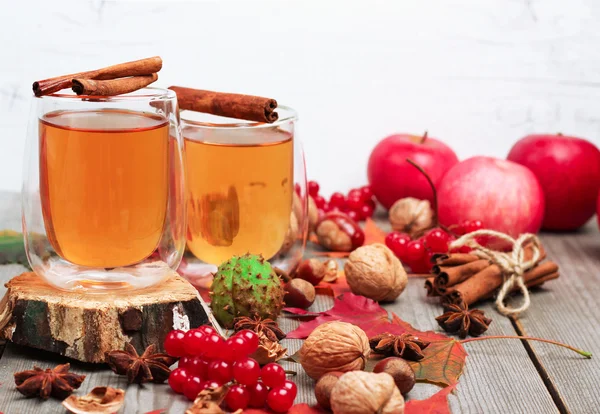 Осенний горячий напиток в стакане с фруктами и специями — стоковое фото