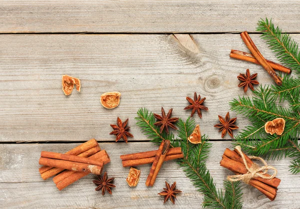 Kerstdecoratie met fir tree en specerijen — Stockfoto