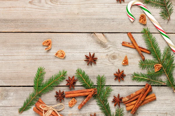 Рождественское украшение елкой, сахарным тростником и специями — стоковое фото
